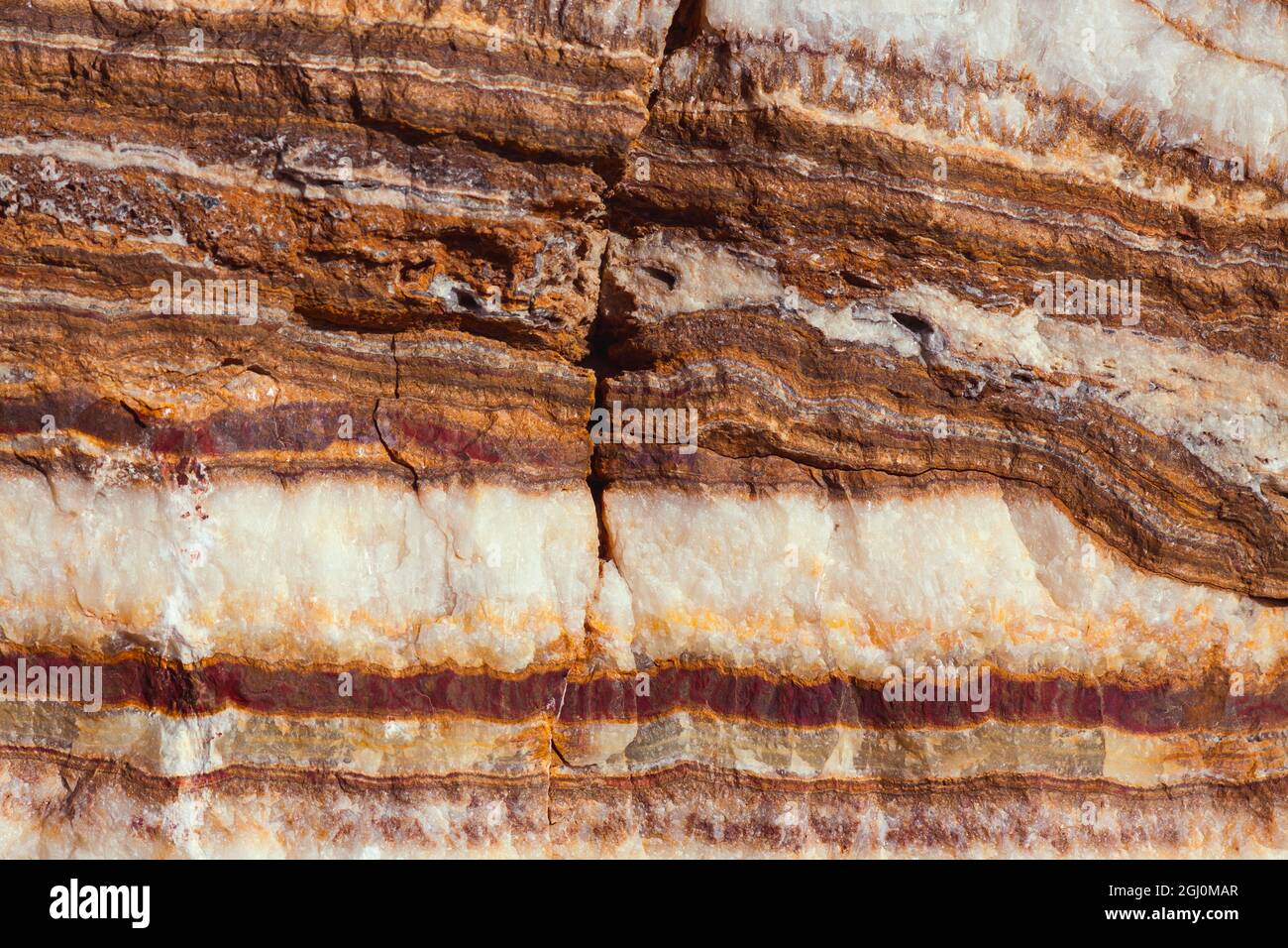 Metamorphes Gestein mit Quarzgang Stockfoto