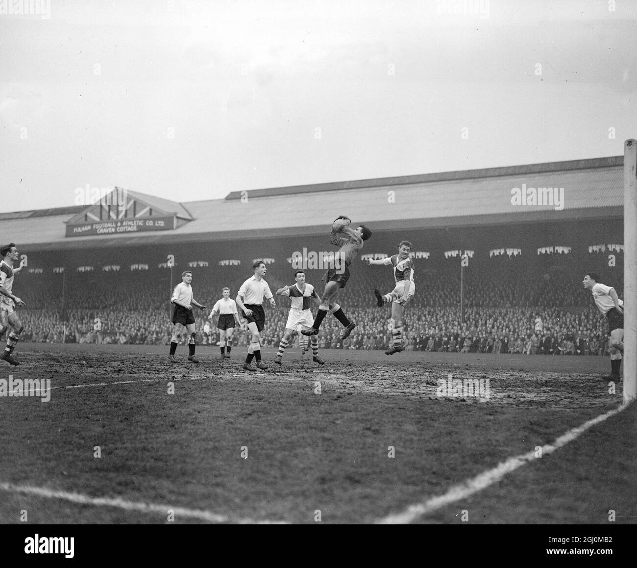 London England Football Team Fulham das einzige Team, das noch im FA Cup-Abschluss war, traf die Gewinner von Bristol Rovers Fulham mit drei Toren auf einen Torhüter von Bristol Rovers Nicholls, der den Ball beim Fulham-Angriff am 1. März 1958 einsammelte. Stockfoto
