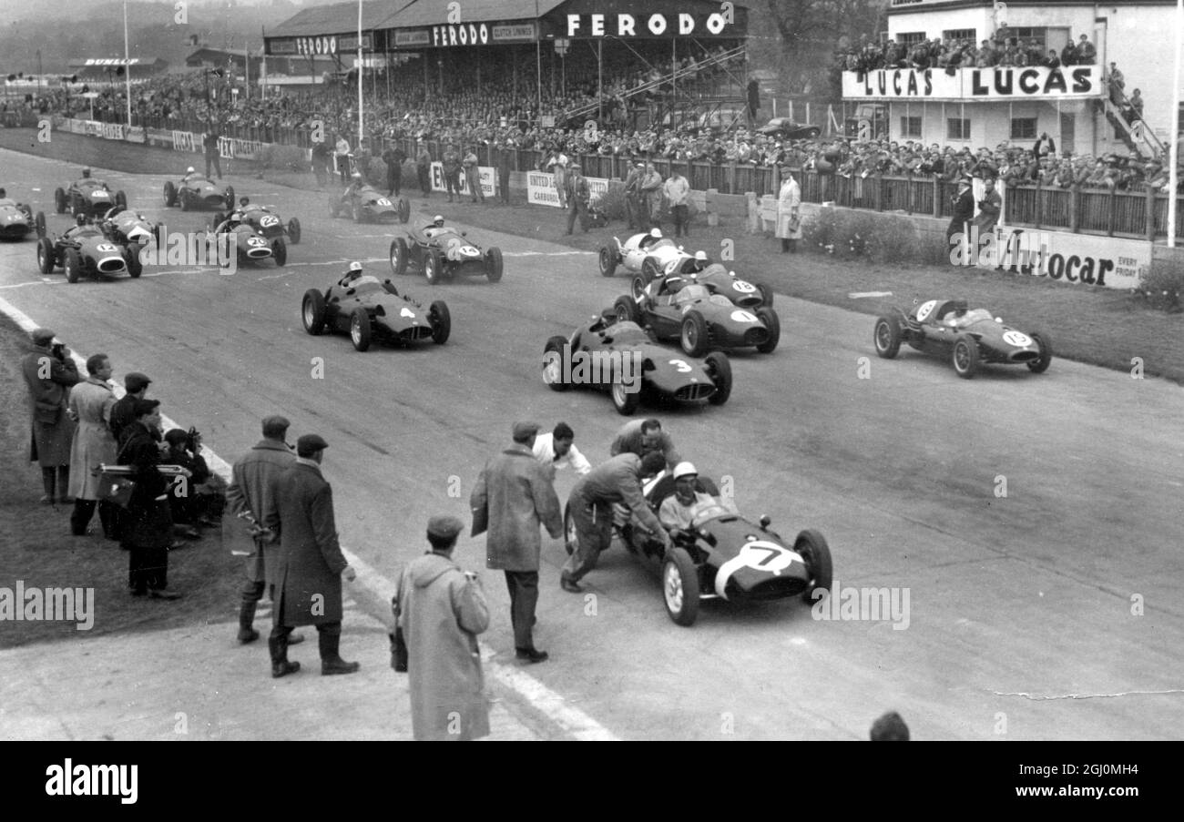 Goodwood England Goodwood International 100 Meilen Veranstaltung . Stirling Moss in seinem Copper stockte seinen Motor zu Rennbeginn aus. 7. April 1958 Stockfoto