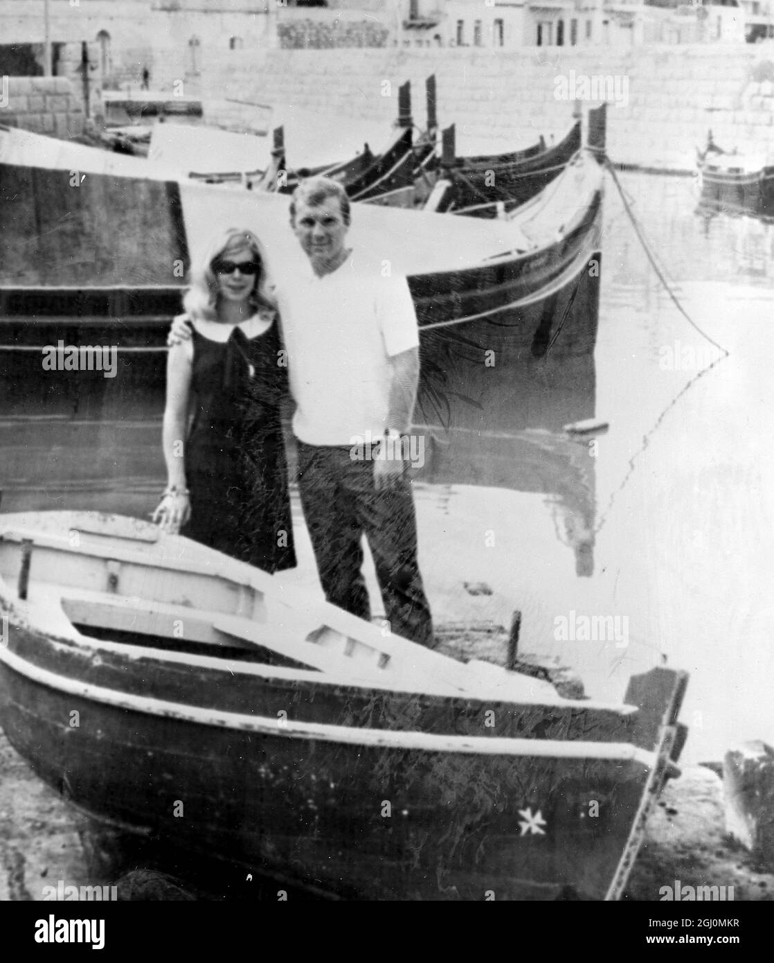 St. Pauls Bay, Malta: Bobby Moore, Kapitän der englischen WM-Sieger mit seiner Frau Tina Moore in St. Paul's Bay auf einem viertägigen Urlaub in Malta. 27. September 1966 Stockfoto