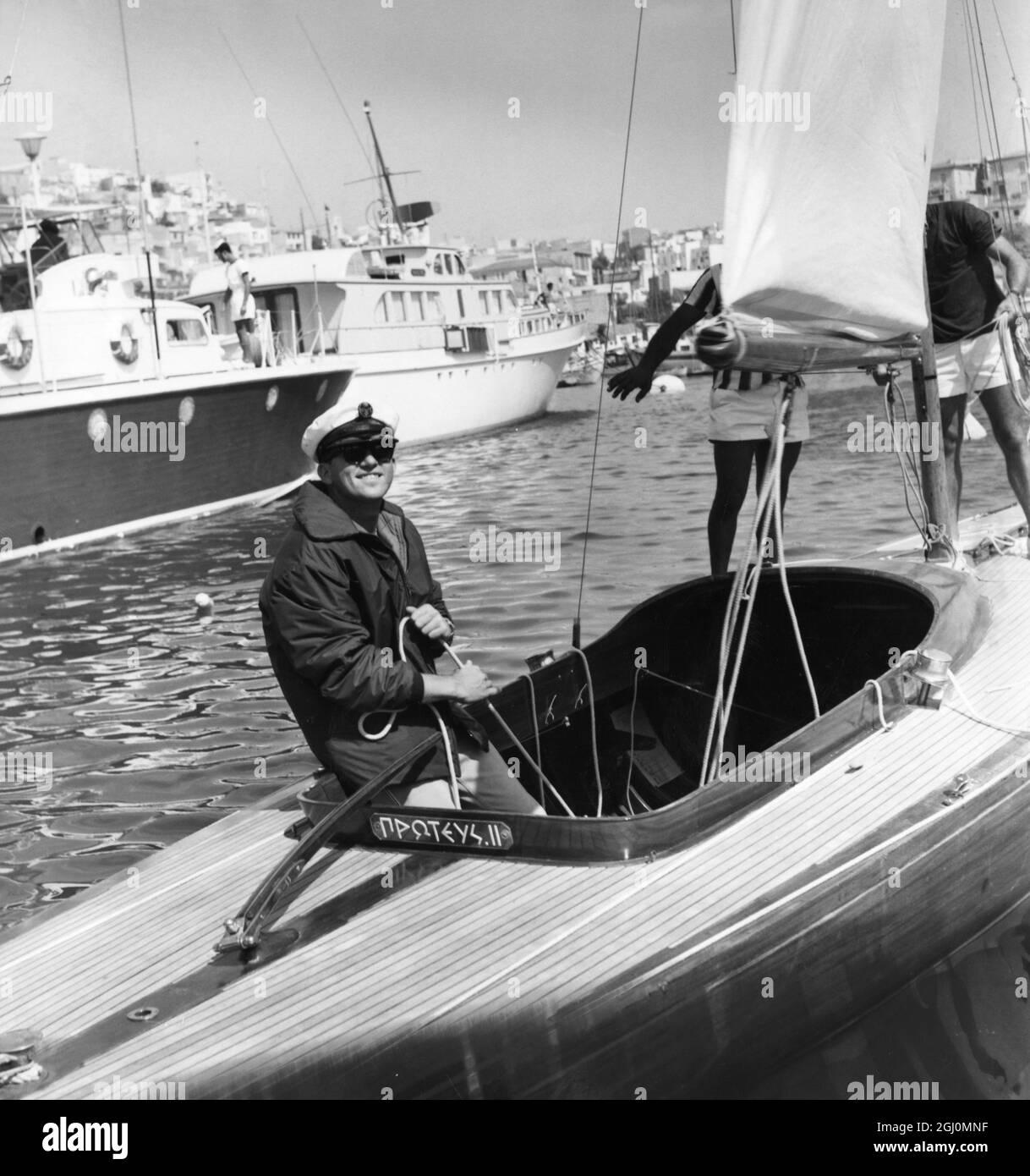 Kronprinz Constantine von Griechenland ist in seiner Yacht am 14. September abgebildet und wartet darauf, an den Drachen-Klasse-Weltmeisterschaften teilzunehmen, die derzeit in der Bucht von Phaleron, Griechenland 1963, stattfinden Stockfoto