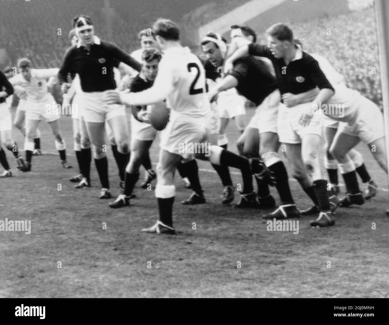 S Hodgson aus England (Vordergrund) tritt an und fordert heraus, wie der schottische D M Rollo am 17. März 1962 bei einem Spiel zwischen England und Schottland in Murrayfield den Ball ergreift Stockfoto