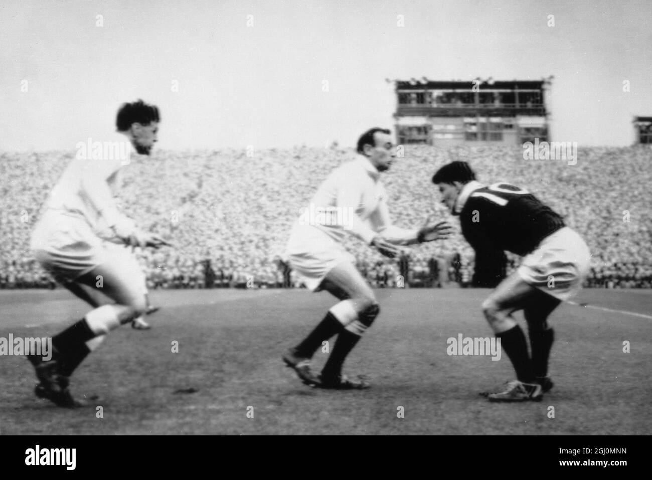 G H Waddell auf der rechten Seite bereitet sich darauf vor, einen Tackle von P G Robbins aus England während des internationalen Rugby-Union-Spiels am 17. März 1962 in Murrayfield zwischen England und Schottland auszuspielen Stockfoto