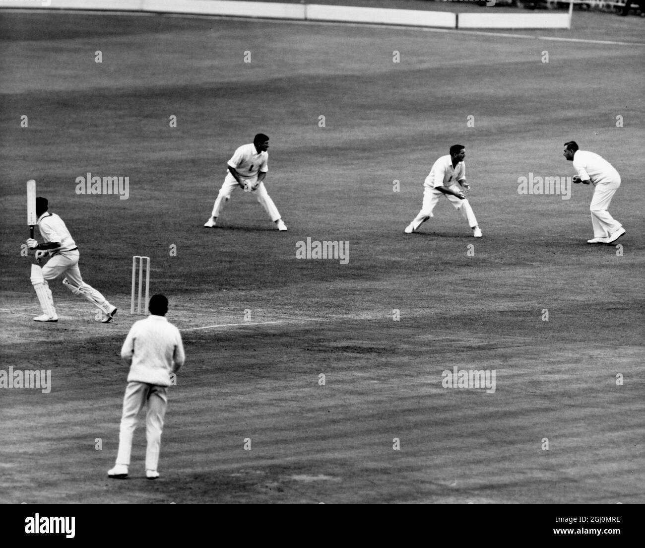 Cricket bei Lords 2. Testspiel England gegen Australien Ashes Serie Fourth Day J W Gleeson (Australien) wird von M C Cowdrey aus der Bowling von D J Brown für 14 gefangen. Dieser Fang von Cowdrey ist ein Weltrekord bei den Fängen. Juni 1968 Stockfoto