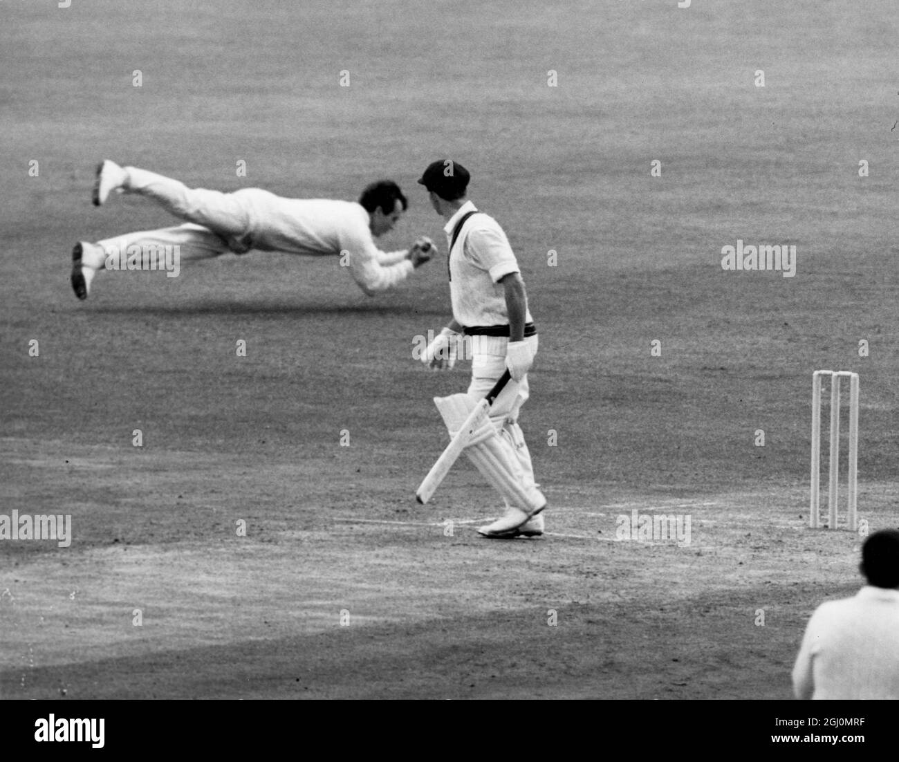 Cricket bei Lords 2. Testspiel England gegen Australien Ashes-Serie Fourth Day B Knight macht einen großen Taucherfang, um D Walters für 26 aus dem Bowling von D Brown zu entlassen. Juni 1968 Stockfoto