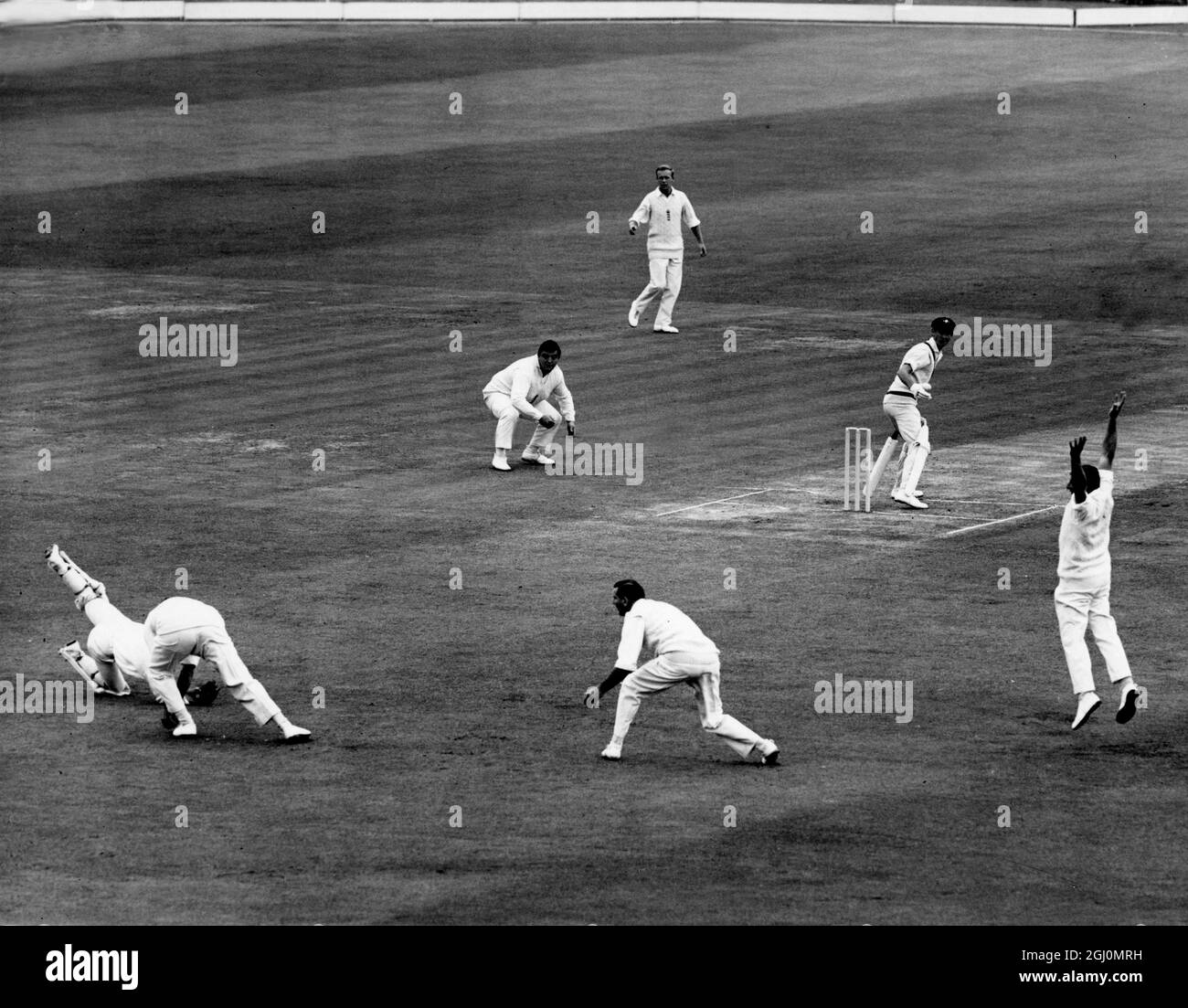 Cricket bei Lords 2. Testspiel England gegen Australien Ashes-Serie Fourth Day I R Redpath (Australien) ist gut beim Ausrutschen von M C Cowdrey gefangen, aus dem Bowling von D J Brown für 4 Durchläufe. Dieser Fang von Cowdrey, seinen 100., wird als Weltrekord angenommen. Juni 1968 Stockfoto