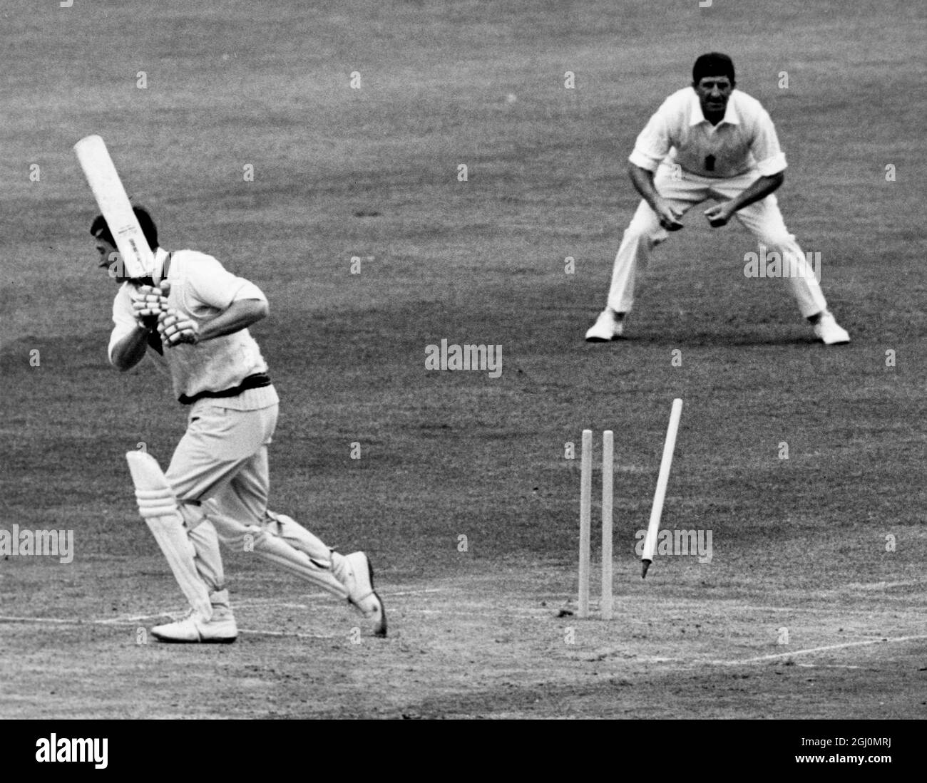 Cricket bei Lords 2. Testspiel England gegen Australien Ashes-Serie Fourth Day G D Mackenzie wird von D Brown für fünf gewogen. Juni 1968 Stockfoto