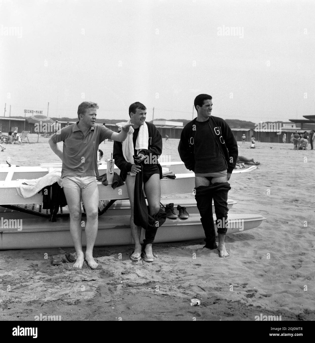 Fregene Italien - Deutscher Helmut Haller (links) und Däne Harald Nielsen , zwei Spieler der Fußballmannschaft von Bologna entspannen sich hier am Strand, wo die ganze Mannschaft Zeit im Rückzug verbringt, um Energie für das Spiel zwischen Bolgna und Inter Mailand zu sparen - 2. Juni 1964 ©TopFoto Stockfoto