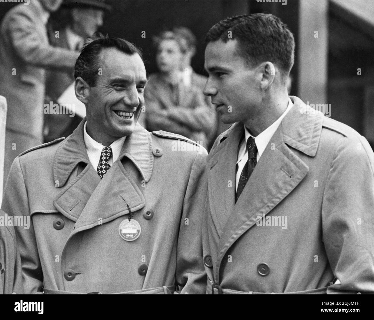 Fred Perry : 18. Mai 1909 - 2. Februar 1995 , britischer Tennis- und Tischtennisspieler, hier links gesehen, spricht der dreimalige Einzelchampion mit Tom Brown, einem amerikanischen Spieler. 21. Juni 1948 Stockfoto