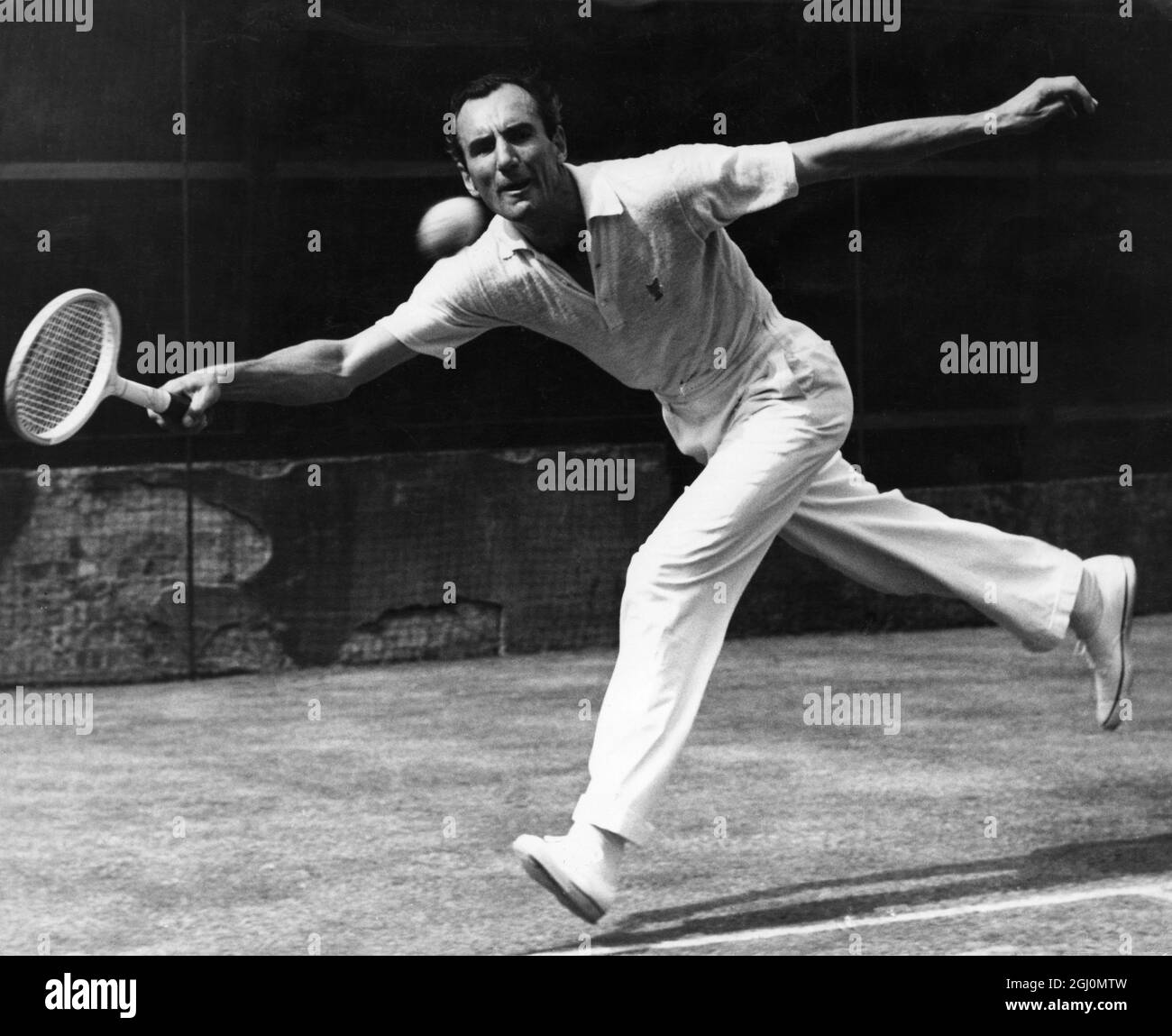 Fred Perry : 18. Mai 1909 - 2. Februar 1995 , britischer Tennis- und Tischtennisspieler und dreimaliger Wimbledon-Champion , hier ein Spiel in Wimbledon mit dem britischen Davis Cup Teammitglied Tony Mottram , den Fred trainiert, zu sehen. 9 Mai 1949 Stockfoto