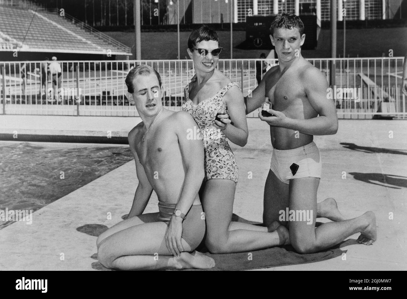 Drei Mitglieder des Schwimmteams der britischen Olympischen Spiele kamen in Rom an. Von links nach rechts Keith Collin, Liz Ferris und Brian Phelps. August 1960 Stockfoto