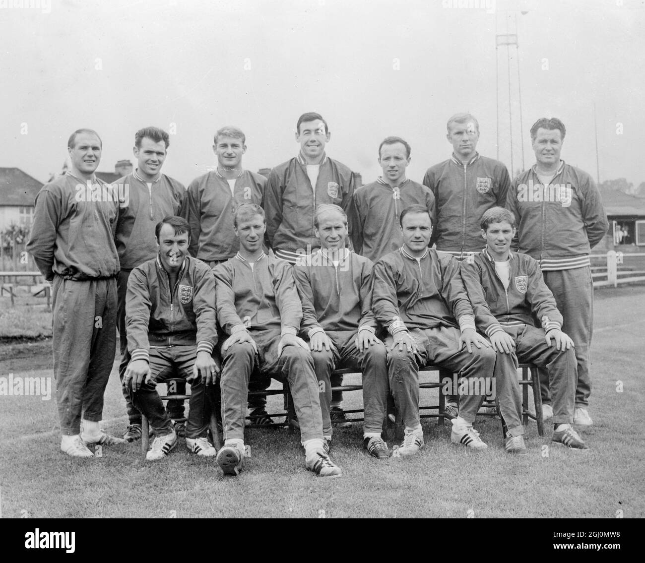 London : Dies ist die englische Fußballmannschaft der Weltmeisterschaft, die Uruguay im Eröffnungsspiel des Weltcup-Turniers 1966 t Wembley-Stadion treffen wird, heute Abend, 11. Juli . Hintere Reihe, von links nach rechts: Ramon Wilson; John Connelly; Roger Hunt; Gordon Banks; Norbert Peter Stiles; Bobby Moore (Kapitän) und Trainer Harold Sheperdson. Vordere Reihe, von links nach rechts; Jimmy Greaves; John Charlton; Bobbie Charlton; George Cohen, Und Alan James Ball . 11. Juli 1966 Stockfoto