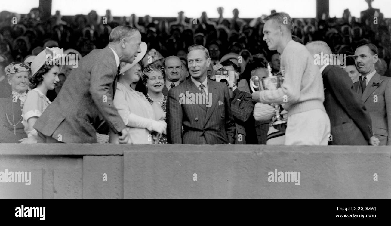 Seine Majestät König George der VI, präsentiert den Cup zu Jack Kramer, nachdem er seinen Teamkollegen Tom Brown in der diesjährigen Wimbledon Männer-Einzel-Meisterschaften geschlagen , beobachtet von der Königin und Prinzessin Margaret . 4. Juli 1947 Stockfoto