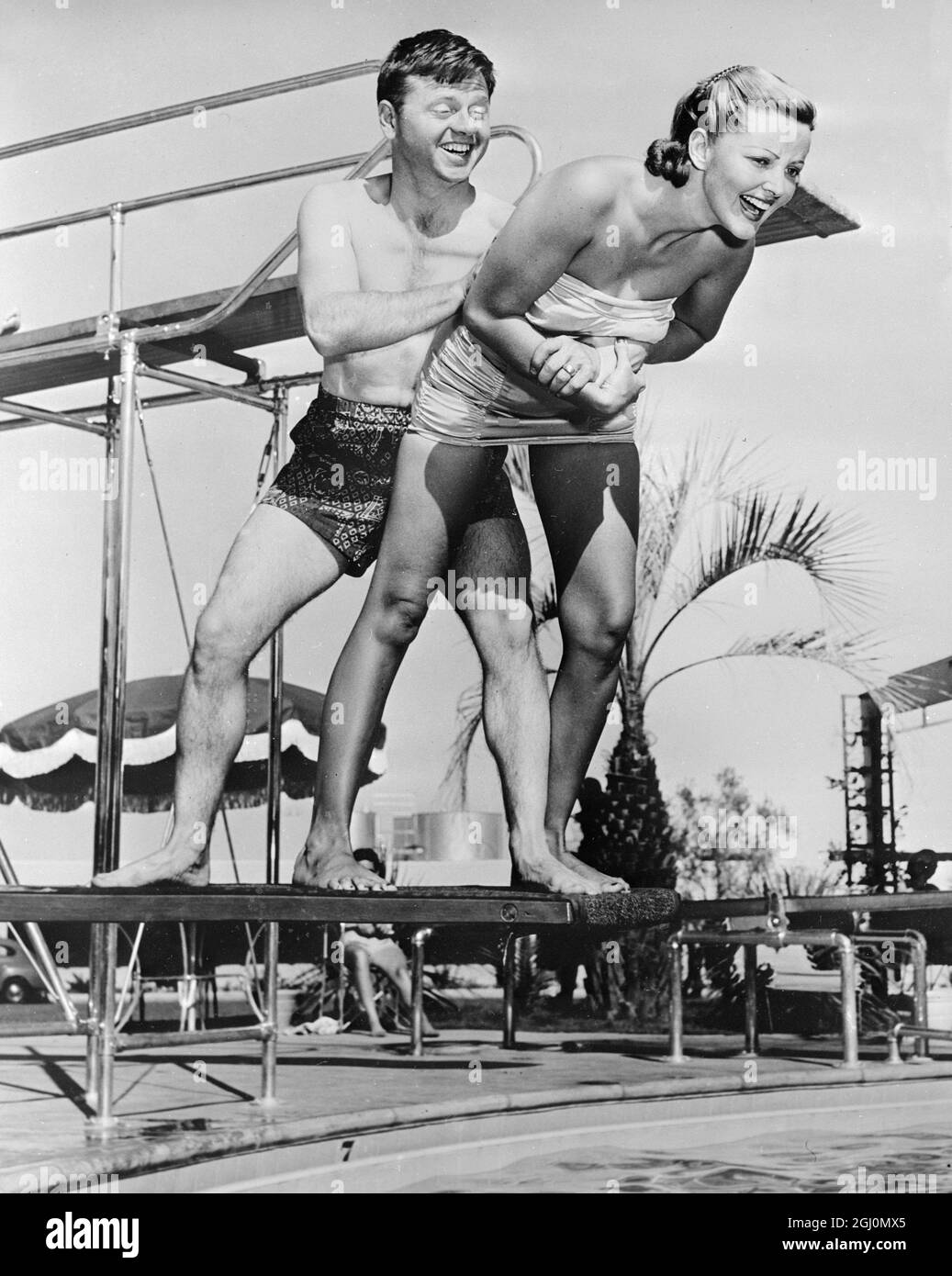 Hollywood-Filmstar Mickey Rooney und seine Frau, Schauspielerin Martha Vickers, im Begriff, große Splash in einem Pool im Desert Inn, Las Vegas. Stockfoto