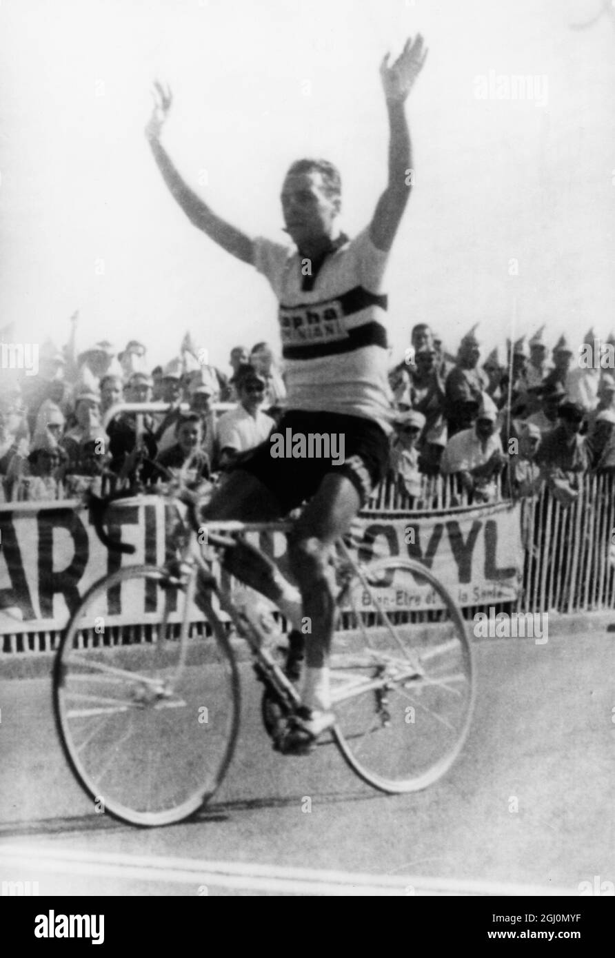 Brian Robinson aus Großbritannien, der derzeit ein internationales Team bei der Tour de France vertritt, überquert die Linie, um die 20. Runde zu gewinnen. Juli 1959 Stockfoto