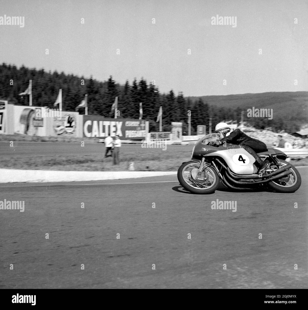 Francorchamps, Belgien: Der berühmte britische John Surtees auf einem M V Augusta Motorrad beim Grand Prix Event hier. Er gewann die 500 cc Veranstaltung mit einer neuen Rekordzeit von L : 06 : 06 . 5 , Taktung einer Durchschnittsgeschwindigkeit von L9l . 962 KM/H für die 15 Runden . Mit seinem Sieg belegte Surtees den ersten Platz in der WM-Wertung. 7. Juli Stockfoto
