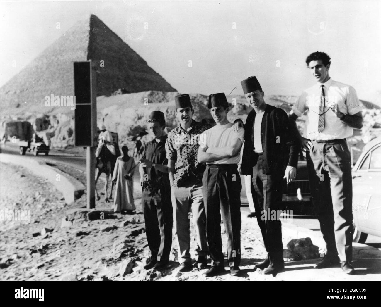 Fünf Mitglieder der Fußballmannschaft Tottenham Hotspur, die die Pyramiden von Gizeh vor ihrem Spiel gegen Zamalek, den besten ägyptischen Klub, besichtigen. Sie sind (L - R); Terry Dyson, Dave Makay, Cliff Jones, Peter Baker, Und Maurice Norman . November 1962 Stockfoto