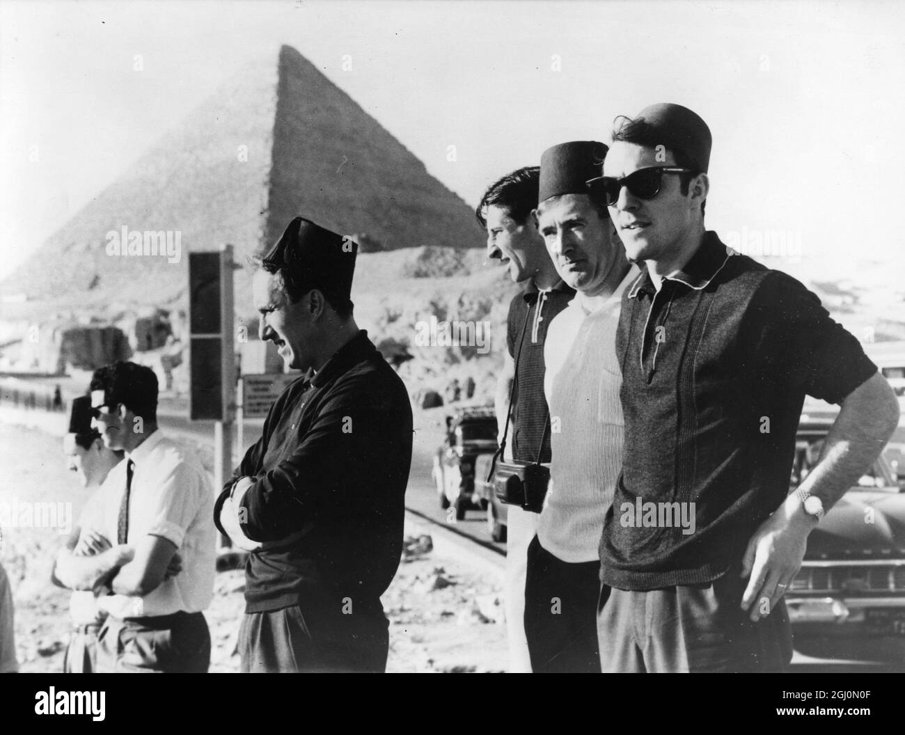 Einige der Tottenham Hotspur-Spieler auf einer Besichtigungstour durch die Pyramiden in Gizeh in Ägypten. Sie sind, von links nach rechts; Allen, Norman, Hollowbread, Brown, Blanchflower und Greaves Stockfoto