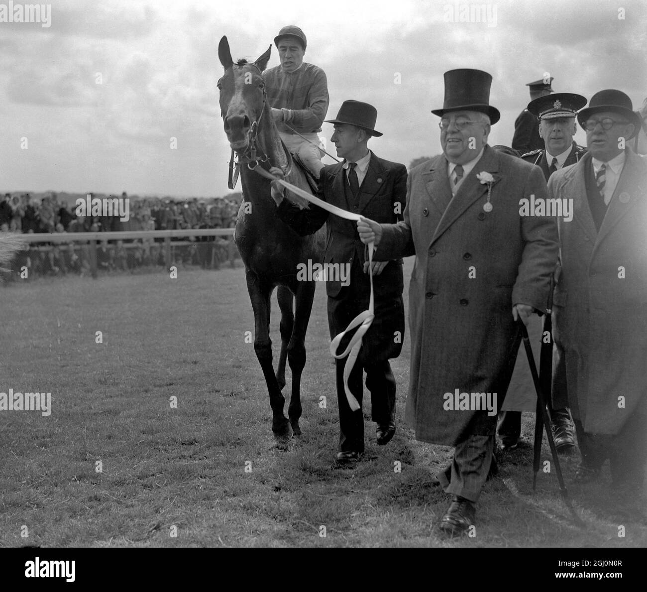 Französisch colt gewinnt reichste je Derby - Aga Khan ' s Pferde erhalten erste und dritte in spannenden Rennen . Das Lächeln des Sieges, wie der Aga Khan in seinem Siegerpferd „My Love“ nach dem Gewinn des Epsom Derby führt. Das Pferd wurde durch den Sieg Jockey geritten, WR Johnstone 5 Juni 1948 Stockfoto