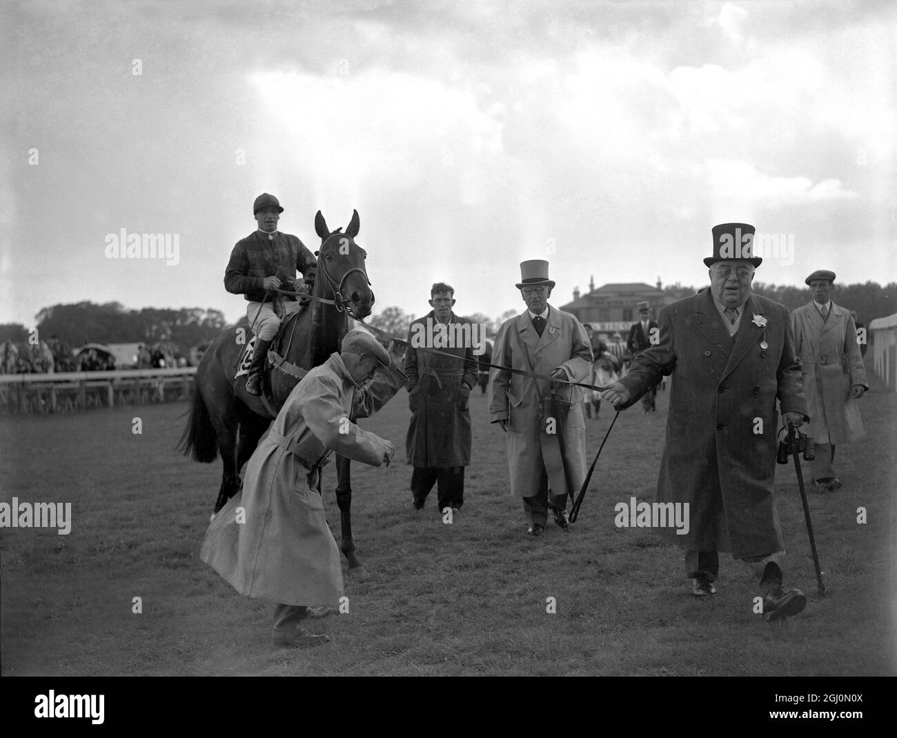 Die Aga Khan ' s ' Masaka ' , geritten von W Nevett , gewann die Oaks Stakes in Epsom , Surrey heute , von einem Feld von 25 Läufern - der größte seit einem Jahrhundert . Seine Majestät der König ' s Pferd, ' Angelola ' von WH Carr geritten, war zweite und das französische Pferd, MM le Baron ' s, ' Folie II ', geritten von G Doyasbere, dritte. Der Aga Khan wird in seinem Siegerpferd "Masaka" als führend angesehen. 3. Juni 1948 Stockfoto