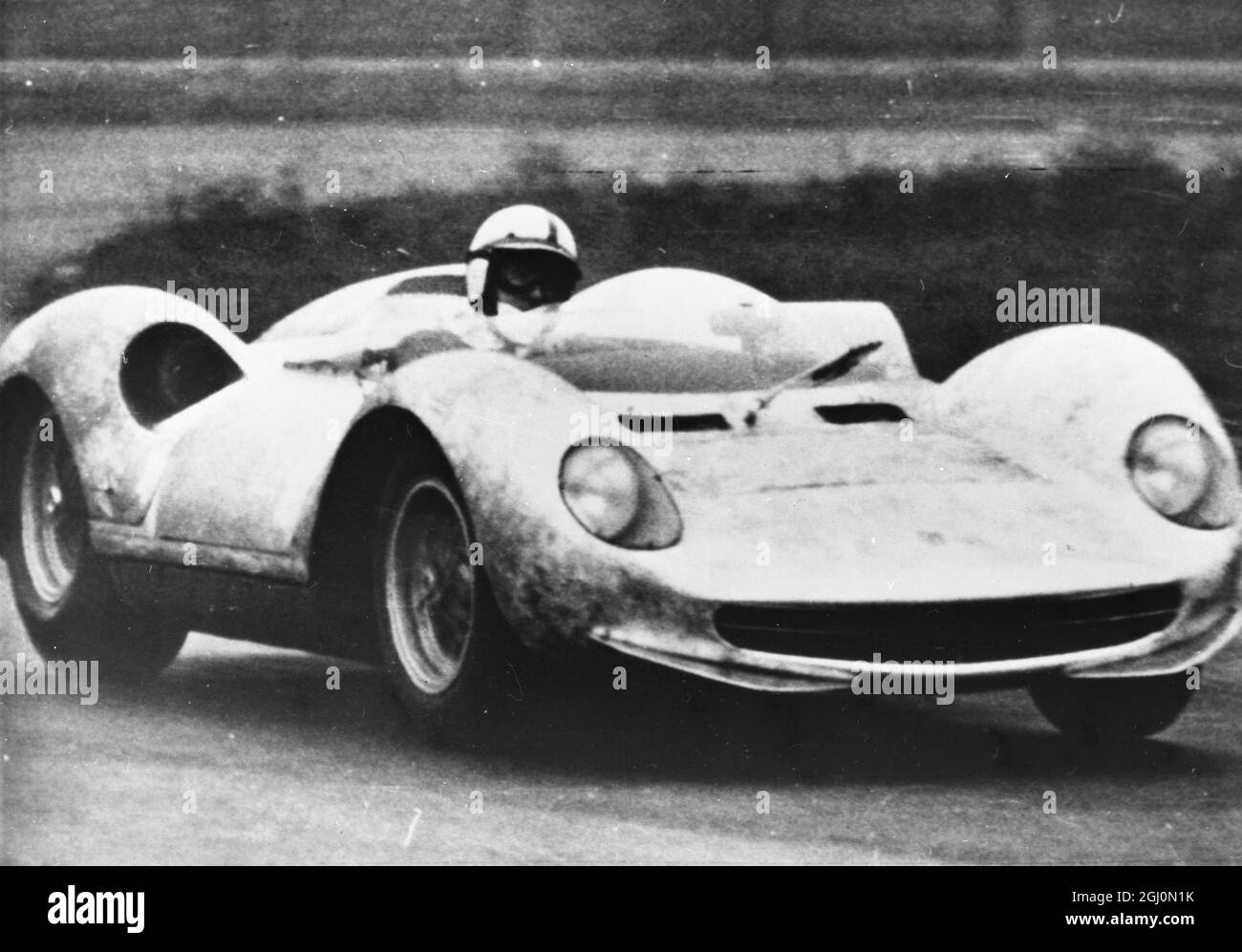 Modena Italien John Surtees wird hier gezeigt, wie er einen neuen Ferarri GT Prototyp ausprobiert. Februar 1965 Stockfoto