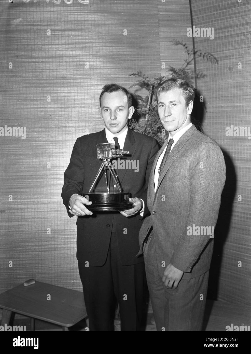 BBC Sportsman of the Year John Surtees posiert mit dem Nächstplatzierten Bobby Charlton 17. Dezember 1959 Stockfoto