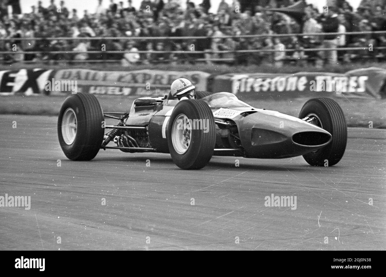 John Surtees fährt in Silverstone und wird am 10. Juli 1965 Dritter Stockfoto