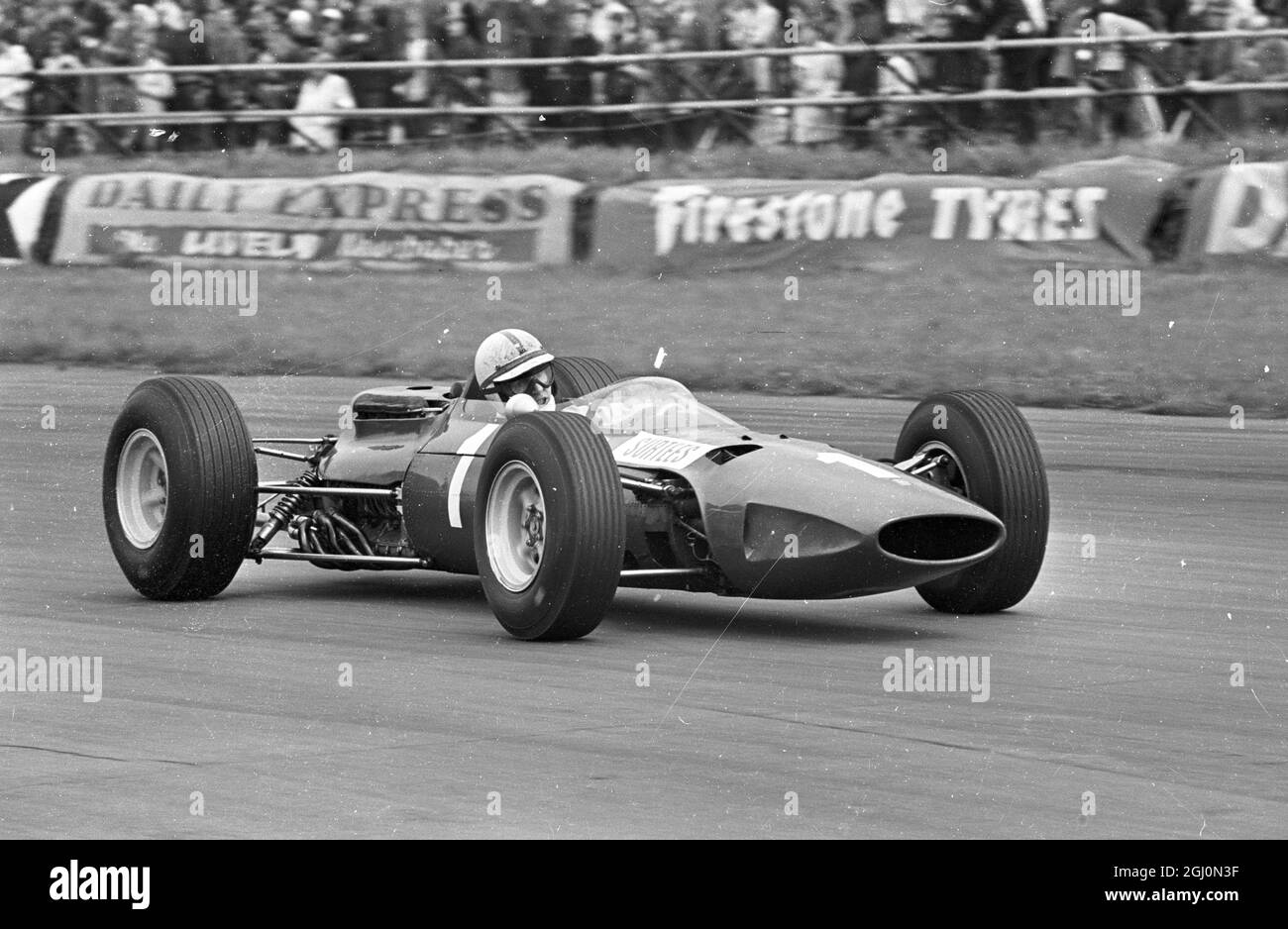 John Surtees fährt in Silverstone und wird am 10. Juli 1965 Dritter Stockfoto