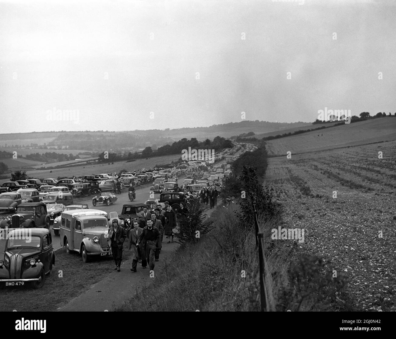 Ein Blick auf den Brands Hatch By - Pass in Kent voller Autos und Zuschauer, die zum Renntreffen auf der Rennstrecke dort ankommen. 1955 Stockfoto