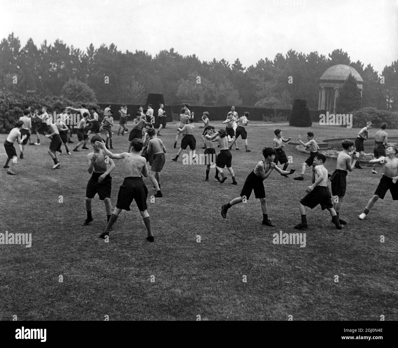 Das körperliche Training findet draußen an der Ottershaw School , Surrey 1950er Jahre statt Stockfoto
