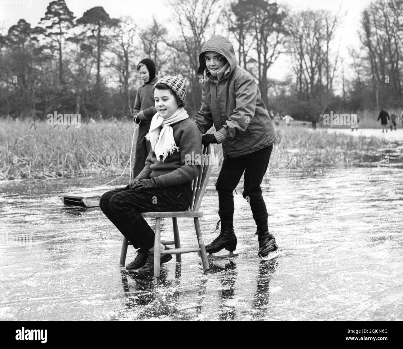 Zwei junge Skater, Kathleen Way, und ihre Freundin, Anne Ratcliffe, nutzen die gefrorenen Bedingungen des Boxing Day am Englemere Lake, in Ascot, in der englischen Grafschaft Bekshire, voll aus. 26. Dezember 1962 Stockfoto