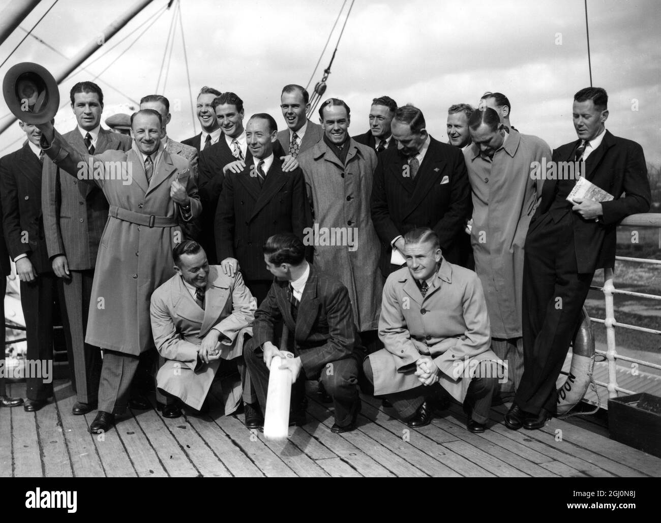 Das 1948 Australian Test Cricket Team kommt auf dem Liner Strathaird in Tilbury Docks, London, England an. Don Bradman (Kapitän) wird mit seinem Hut schwenken gezeigt. 16. April 1948 ©Topham - TopFoto Stockfoto