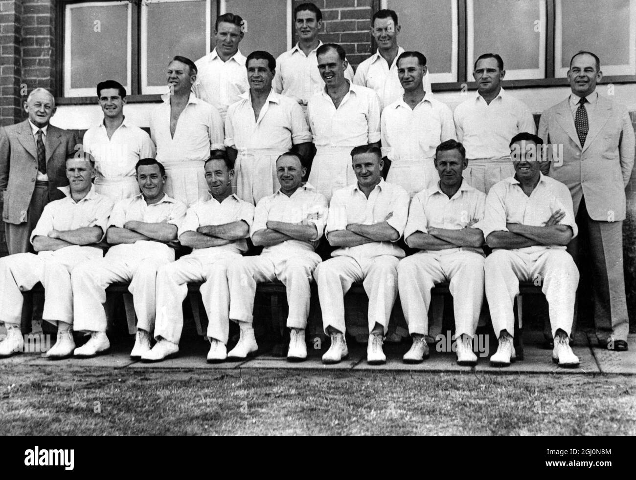 Das australische Test-Cricket-Team von 1948 hintere Reihe: Ray Lindwall ; Keith Miller ; W. Brown mittlere Reihe: W. Ferguson (Torschütze) N. Harvey ; D. Ring ; E. Toshack ; W. Johnston ; R. Saggers ; S. Barnes ; G. Johnson (Manager) vordere Reihe: S. Loxton ; R. Hamence ; Lindsay Hassett ; Don Bradman (Kapitän) ; C. McCool ; A. Morris ; I. Johnson. (D. Tallon war abwesend) 29. März 1948 ©Topham - TopFoto Stockfoto