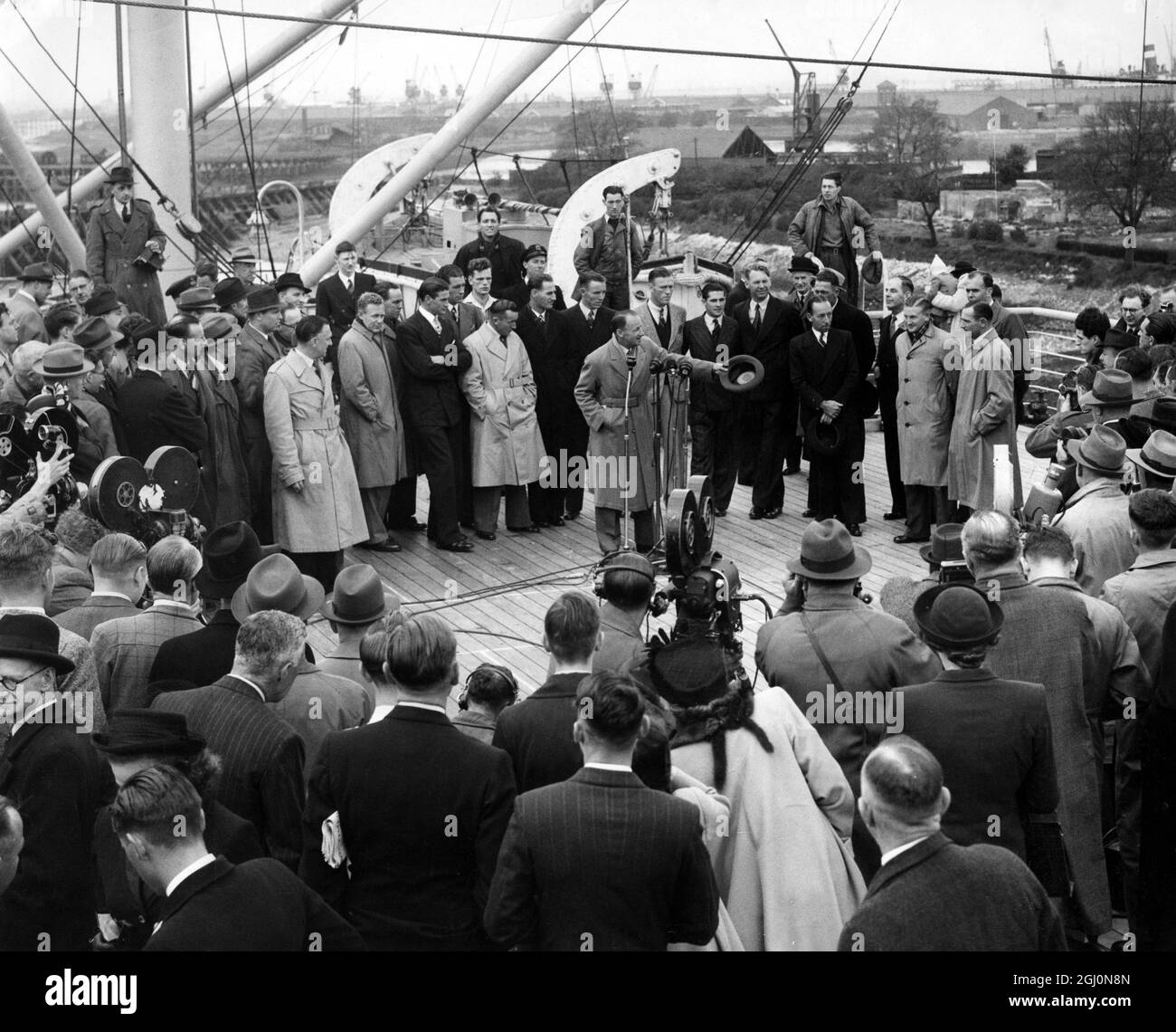 Das 1948 Australian Test Cricket Team kommt auf dem Liner Strathaird in Tilbury Docks, London, England an. Don Bradman (Kapitän) wird gezeigt, wie er seinen Hut schwenkt, während er sein Team der Presse vorstellt. 16. April 1948 ©Topham - TopFoto Stockfoto