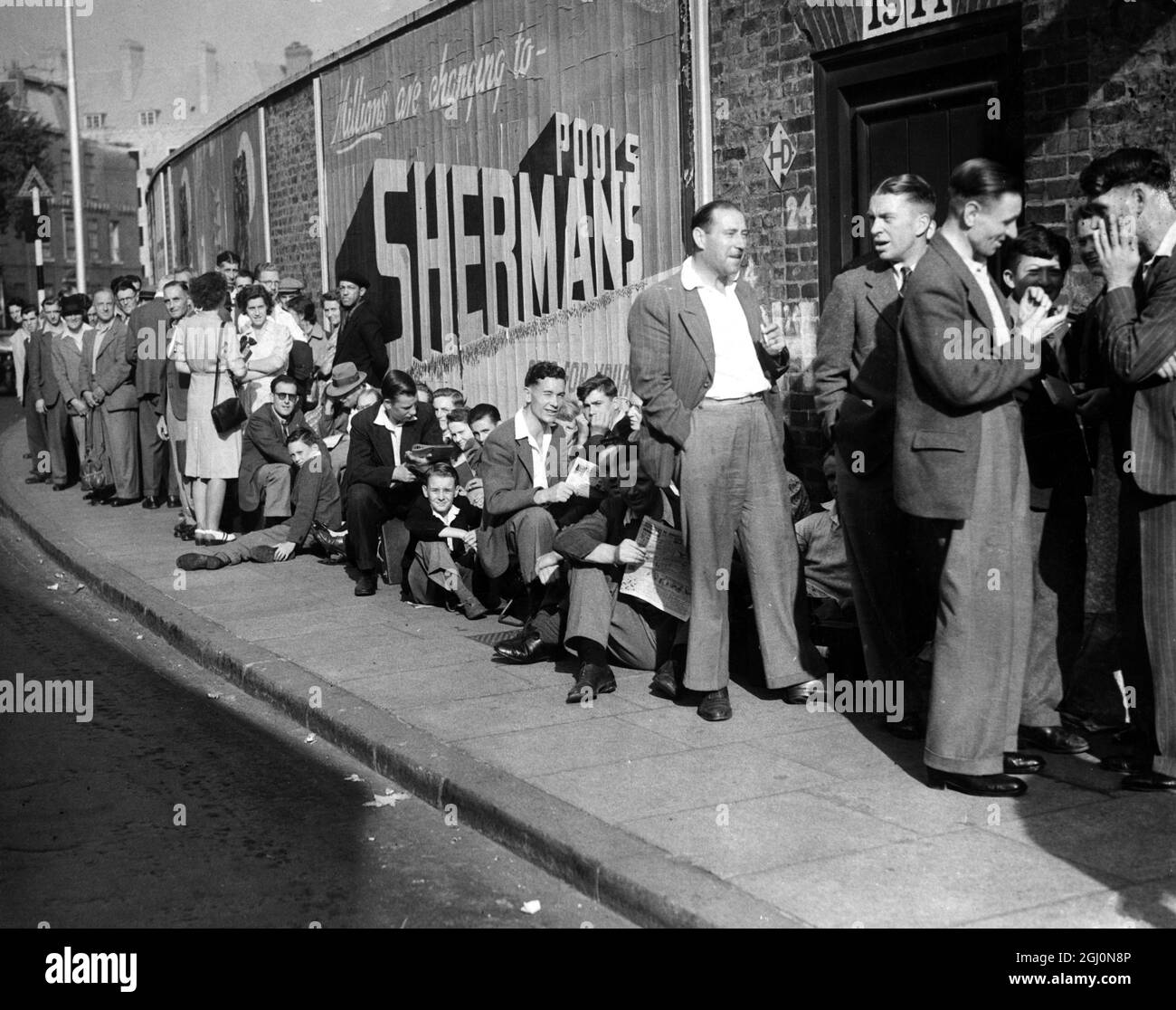 Vor dem Oval stehen Massen an, um sich das letzte Testspiel zwischen Südafrika und England anzusehen Kennington Oval, London, England 18. August 1947 ©Topham - TopFoto Stockfoto