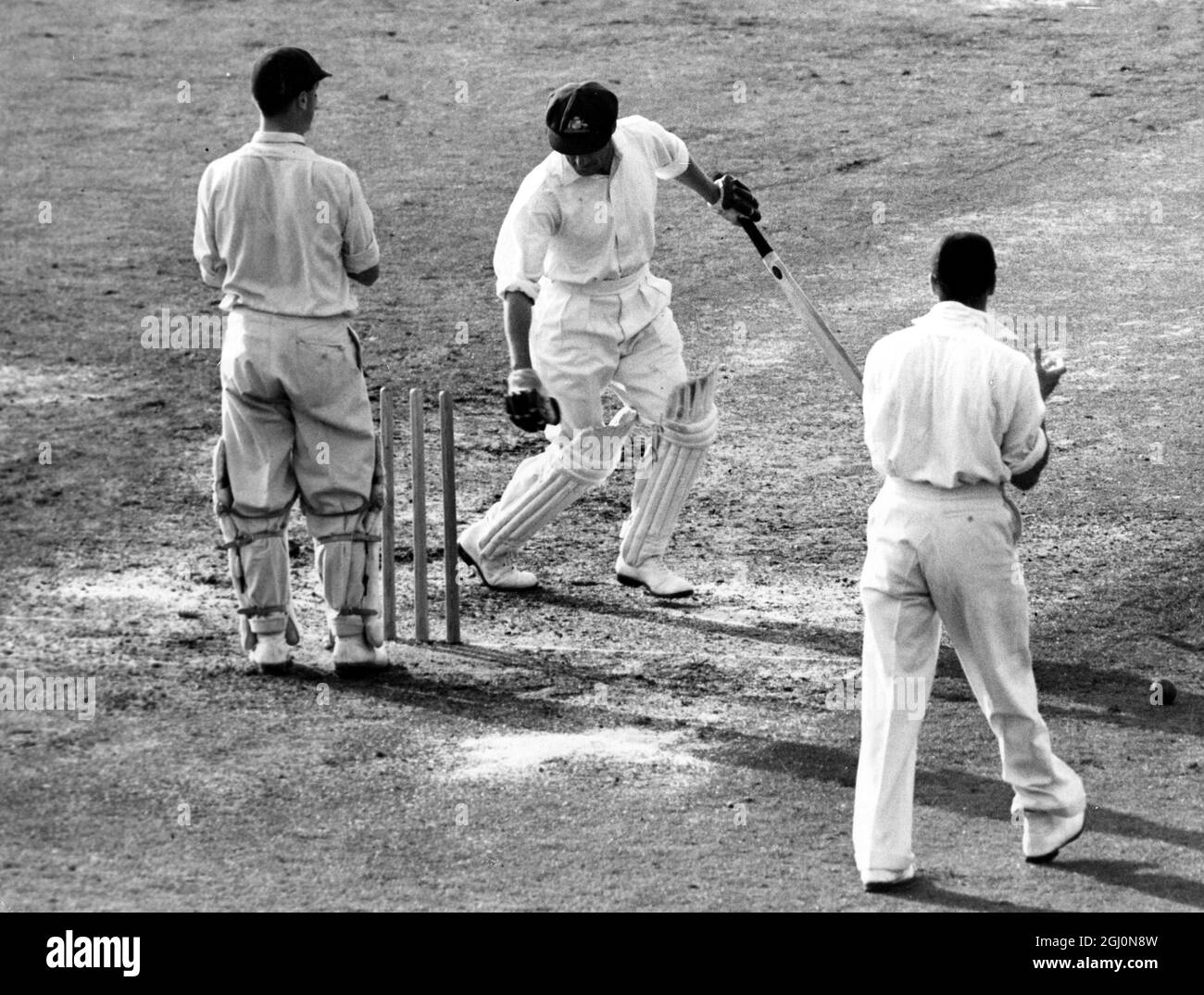 Don Bradman wird von Eric Hollies in seinen letzten Testeinnitzen auf eine Ente geduckt. Er brauchte nur 4 Läufe, um seine Karriere mit durchschnittlich 100 im Test-Cricket zu beenden. Kennington Oval, London, England 14. August 1948 ©Topham - TopFoto Stockfoto