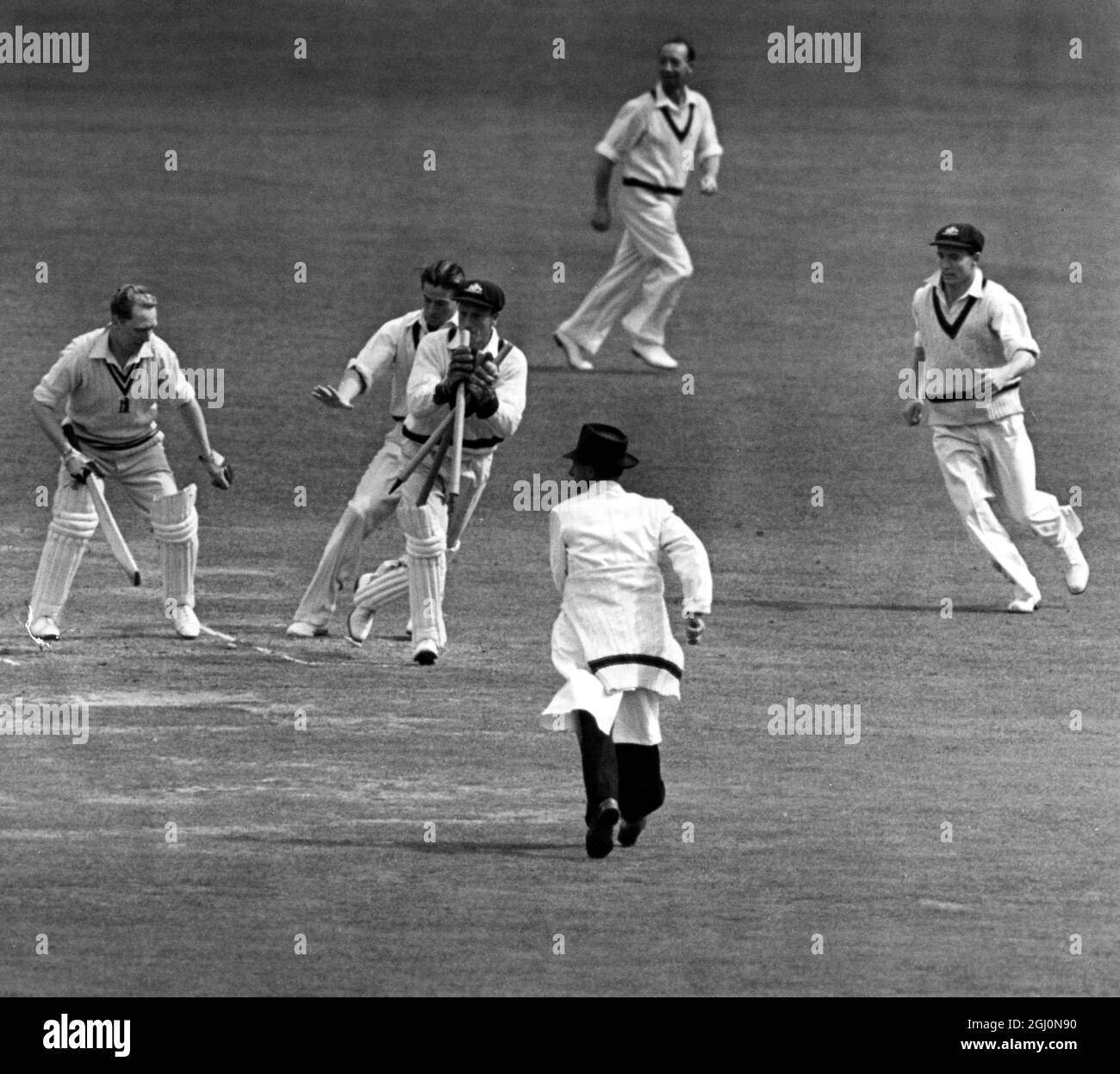 Don Tallon, der australische Wickler, packt die Stumps, als Englands letzter Mann Eric Hollies erwischt wird, und beendet das Testspiel und eine 4-Null-Serie-Weißbruch für das australische Team. Kennington Oval, London, England 18. August 1948 ©Topham - TopFoto Stockfoto