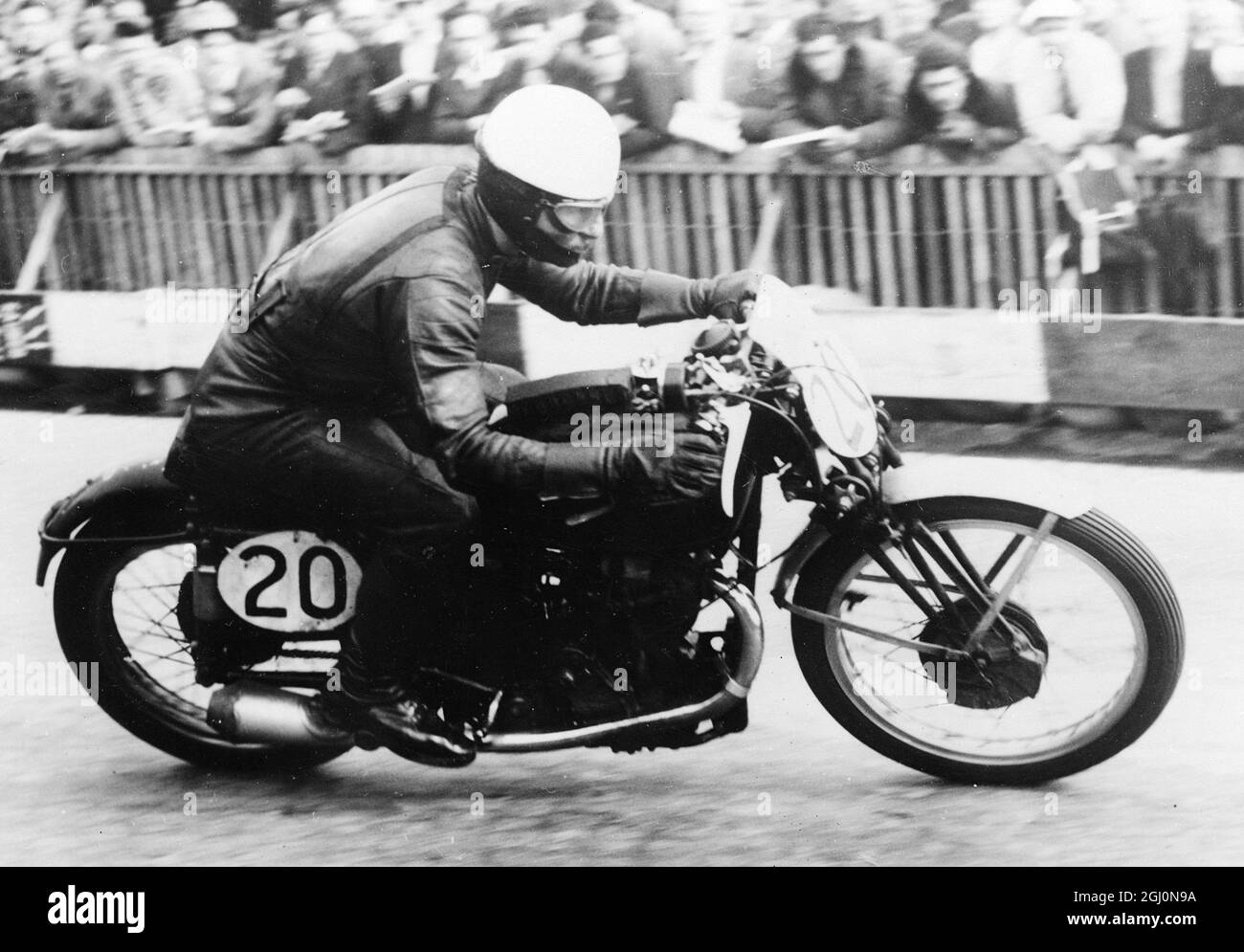 Britains Les Graham gewann den 350 ccm großen Grand Prix von Bern auf einem Velocette-Rad mit einer Durchschnittsgeschwindigkeit von 129.4 km-h auf der 21 Runden , 153 km langen Strecke . Der zweite war Britains Sandford und Third Reg Armstrong auf einem AJS. 27 Mai 1951 Stockfoto