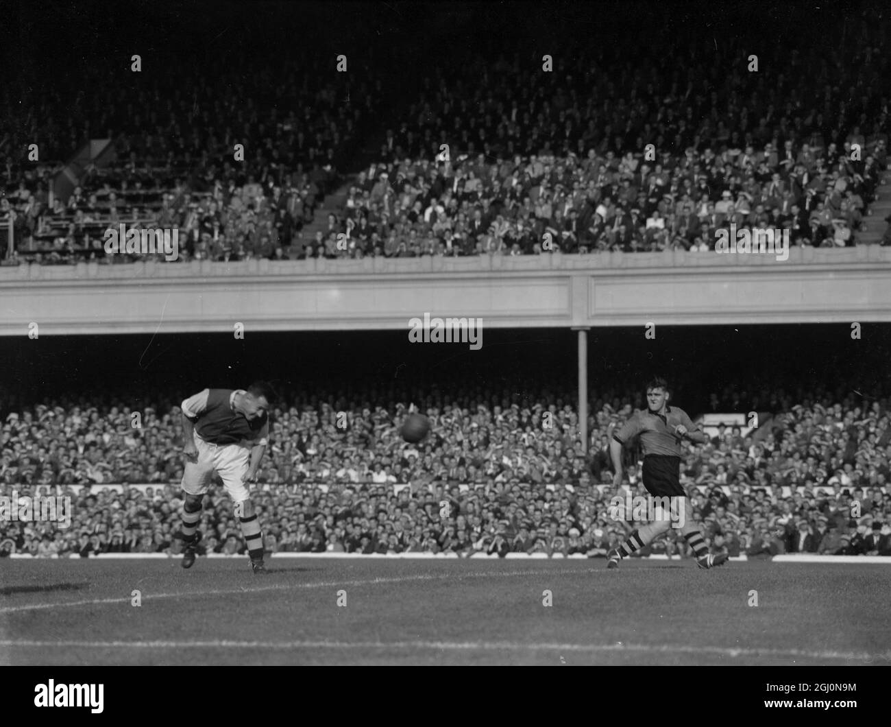 Arsenal gegen Wolverhampton . Reg Lewis (Arsenal in der Mitte nach vorne) führt den Ball an Maclean (Wolverhampton rechts hinten) vorbei, um Arsenals zweites Tor gegen Wolverhapton im Spiel der Association Football League in Highbury zu erzielen. September 1948 Stockfoto