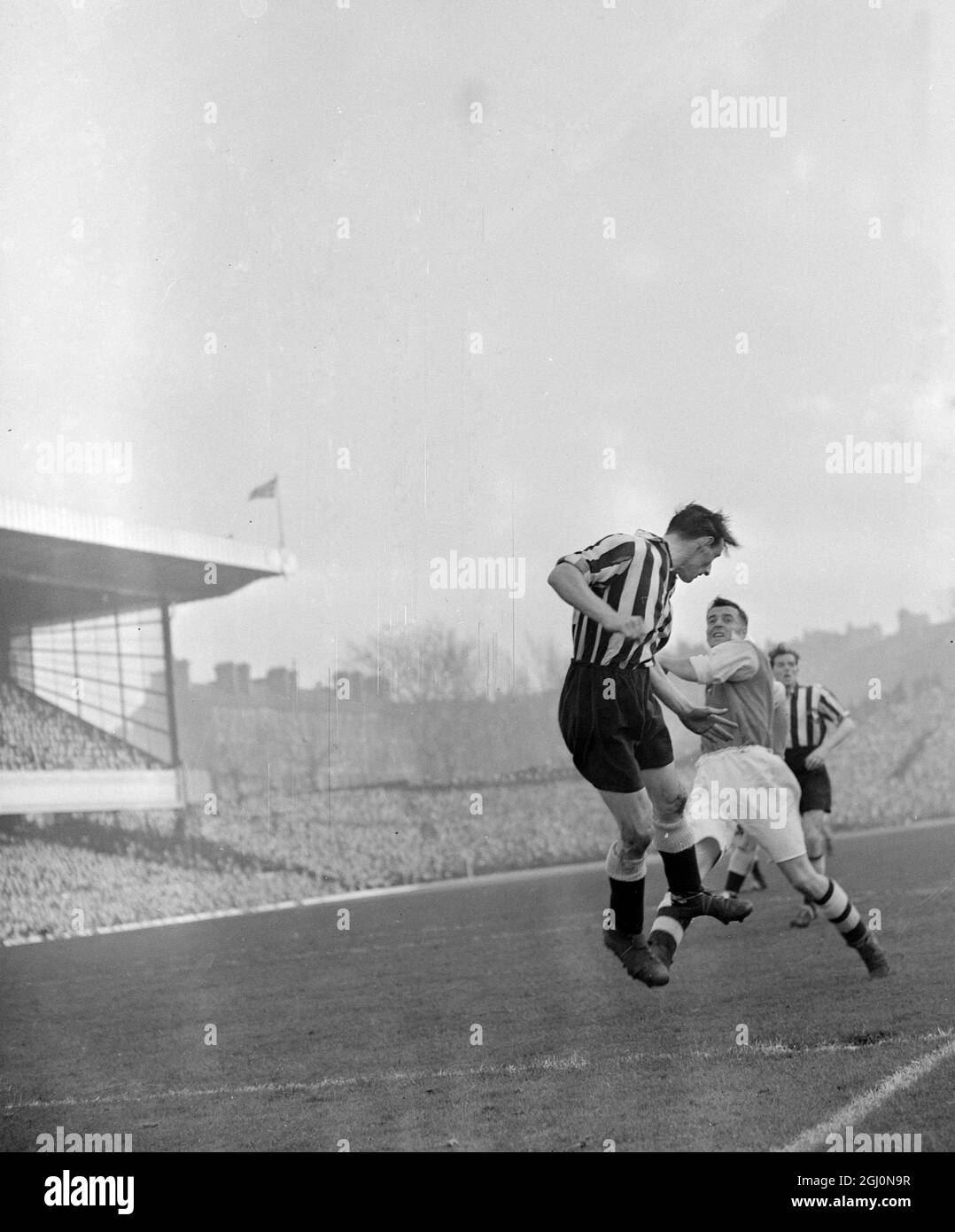 Arsenal gegen Newcastle in Highbury links hinten Batty of Newcastle steht vor Reg Lewis (Arsenal Mitte nach vorne) 20. November 1948 Stockfoto