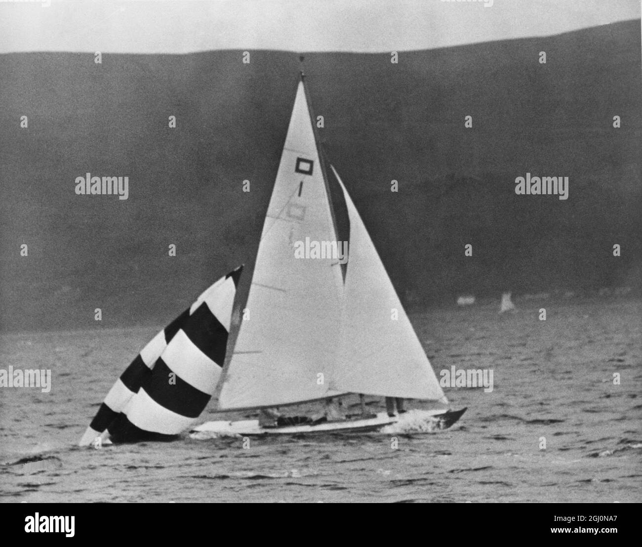 Glasgow, Schottland: Dieses Bild zeigt, wie man einen Spinnaker nicht als Seeanker verwendet, da der SCHOTTISCHE SANDPIPER am Abschlusstag der Clyde Week von den starken Winden schlägt, als sich die Regatta des Gourock Yacht Club als eine Zeit der Versuche für Spinnaker-Hände erwies. Juli 1966 Stockfoto