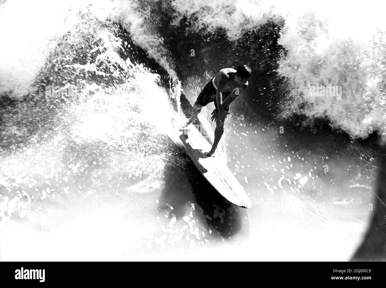 Ein Surfer, der eine große Welle reitet. 60er Jahre Stockfoto