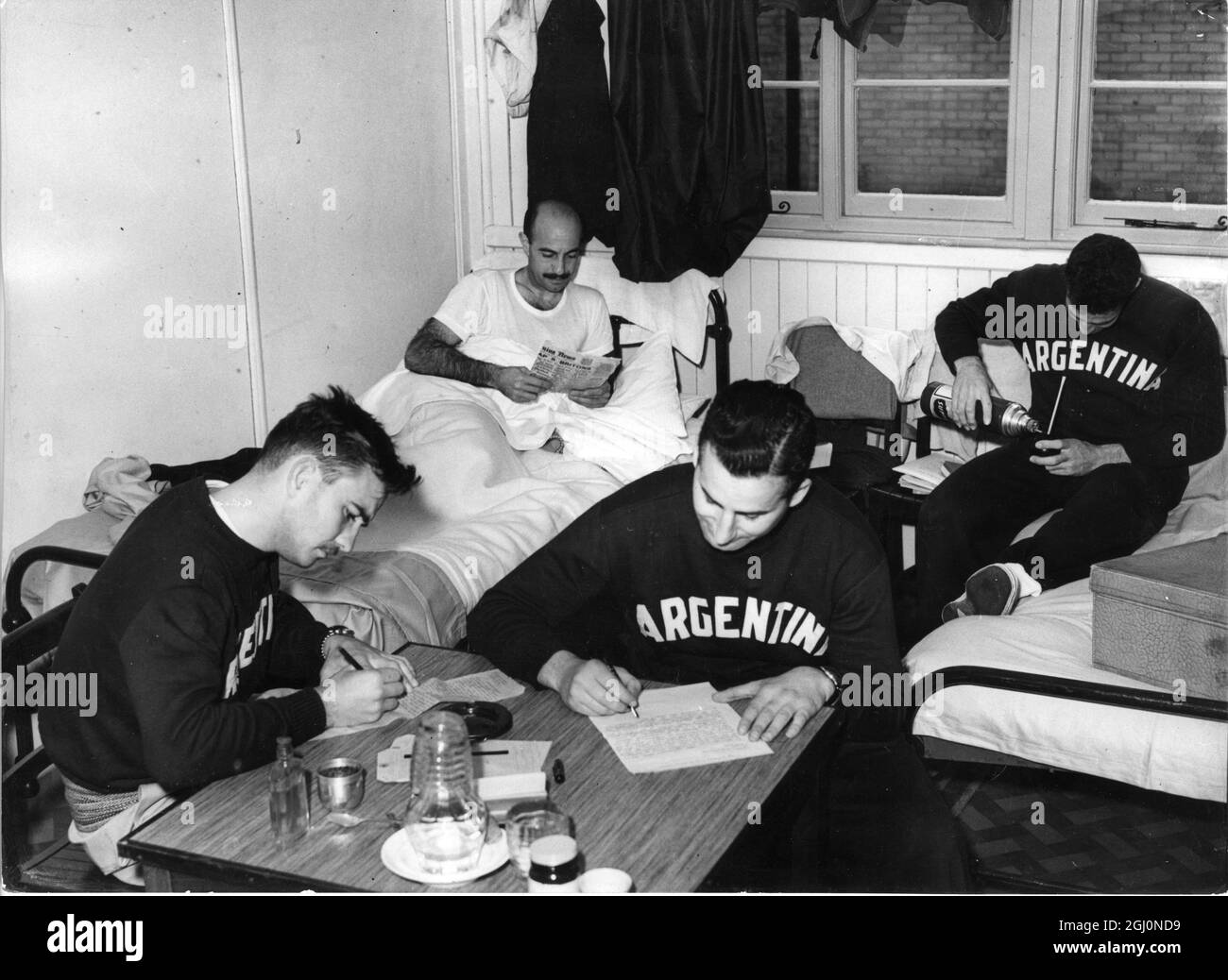 Viele der überseeischen Teilnehmer der Olympischen Spiele sind nun komfortabel im Camp im Richmond Park installiert, das umfangreich vorbereitet und ausgestattet wurde - out. Hier entspannen sich einige Mitglieder des argentinischen Teams am 10. Juli 1948 in ihrem Zimmer Stockfoto