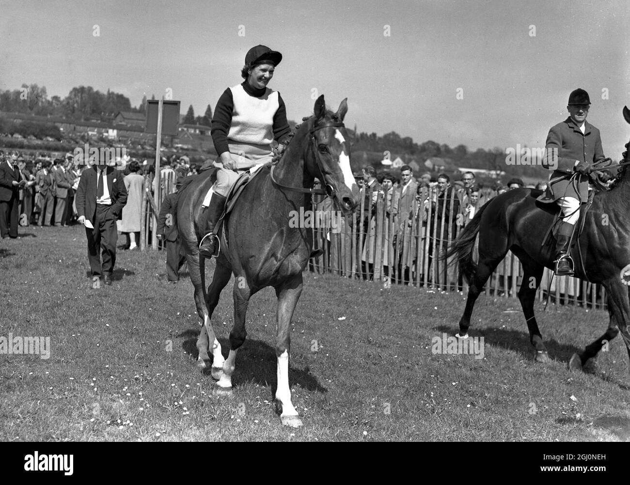 9. Mai 1954 Mrs. G. Lamont von Dean of Devon, die die Pendarves Paynter Trophy, das angrenzende Hunts' Ladies Race beim Old Surrey und das Burstow Hunt Point-to-Point Rennen bei Spitals Cross, Edenbridge, Kent, England gewann. TopFoto.co.uk Stockfoto