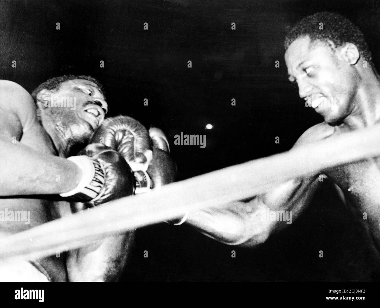 Joe Frazier treibt in der 11. Und letzten Runde ihres Welttitelbout im neuen Madison Square Garden ein hartes Recht auf Buster Mathis. Moments Later Mathis war auf der Leinwand ... ausgeschlagen von viel-fanatisch Frazier . Frazier trägt jetzt die schwere Krone von vier US-Bundesstaaten - New York, Maine, Massachusetts und Illinois . märz 1968 Stockfoto