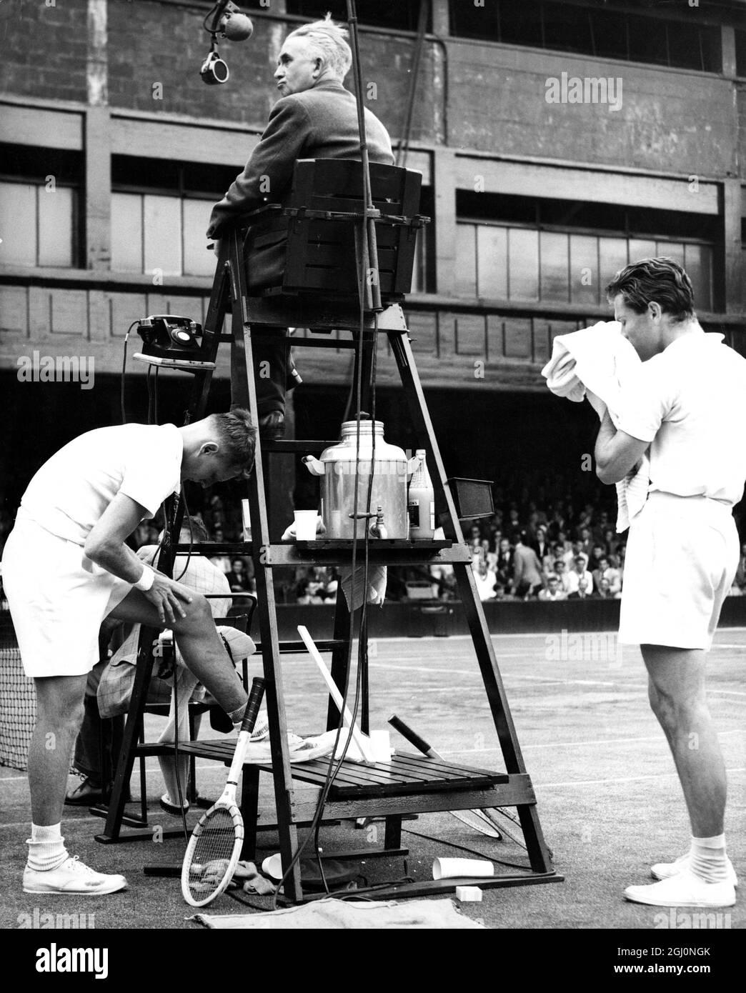 Wimbledon Lawn Tennis Championships - 27. Juni 1951 Hamilton Richardson massiert seinen Oberschenkel während seines Spiels gegen den amerikanischen und verteidigenden Champion Budge Patty. Richardson gewann in fünf Sätzen 4-6 6-3 10-8 4-6 6-4 ©TopFoto Stockfoto