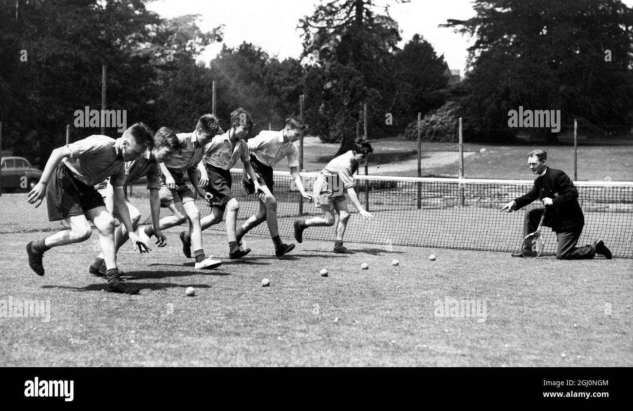 Wimbledon Lawn Tennis Championships - 11. Juni 1958 Ballboys von Dr. Barnardo Homes trainieren an der William Baker Technical Training School in Goldings, nahe Hertford, England. Anweisung von Rev. E. Appleyard. ©TopFoto Stockfoto