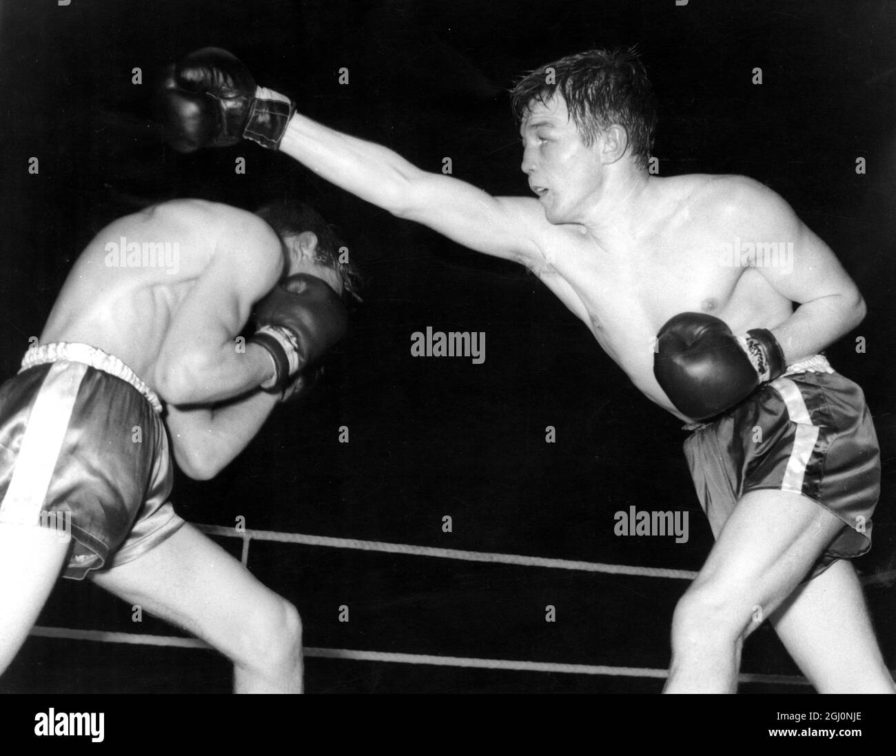 Terry Spinks (rechts) verpasst beim Kampf gegen Billy Davis in Wembley eine gerade Rechte. Der Federgewichtswettbewerb wurde von Davis gewonnen. Mai 1962 Stockfoto