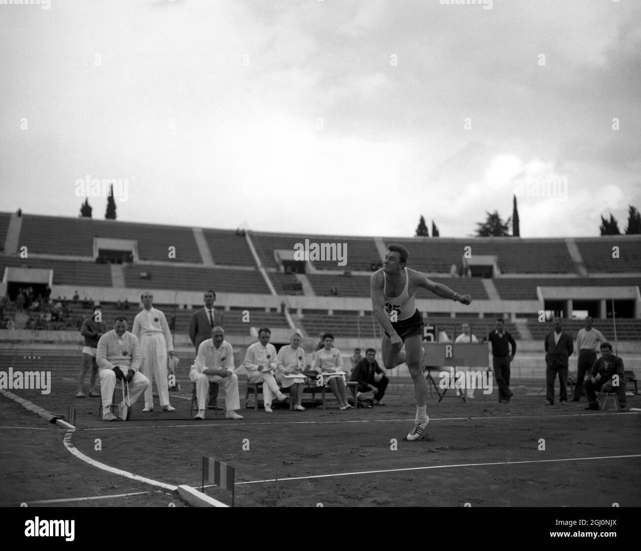 Rom ; die Speerveranstaltung in Rom am Sonntag umfasste Konkurrenten aus vielen Ländern , darunter Polens Janusz Sidlo , der zweite in der Speerveranstaltung kam . 13. Oktober 1959 Stockfoto