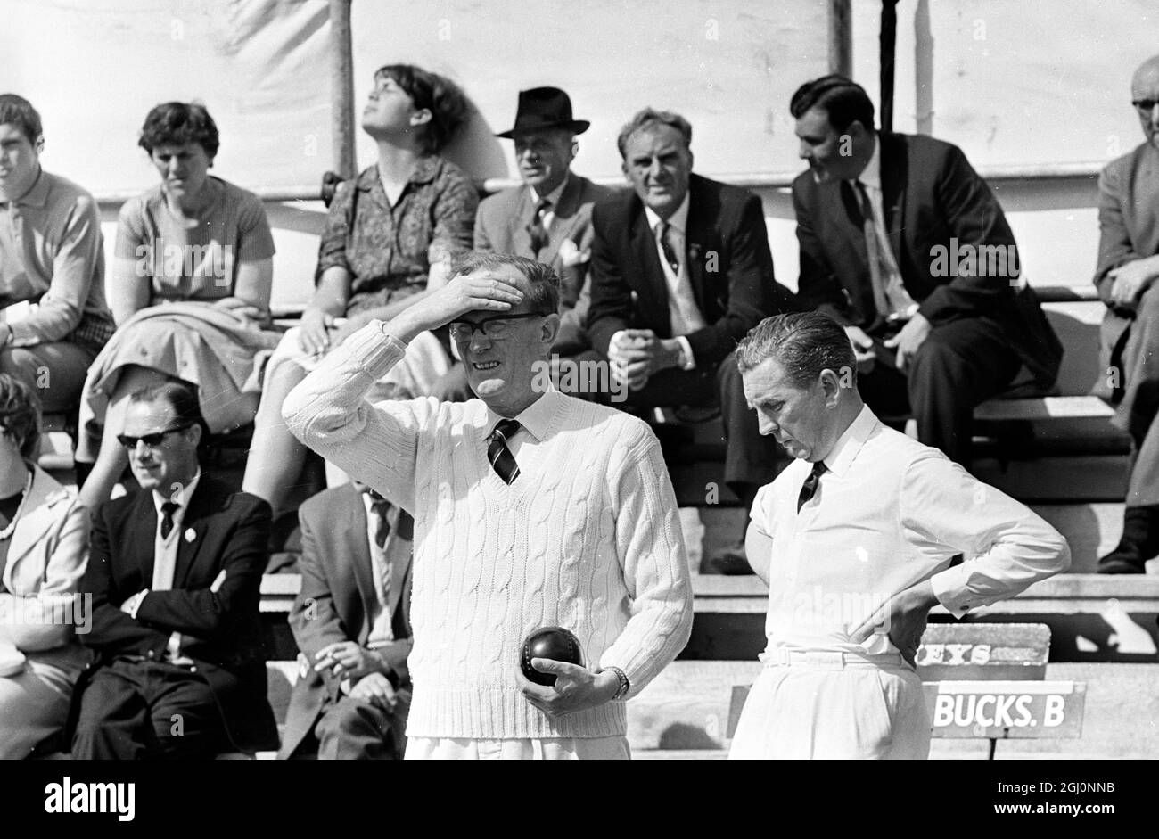 Walter Coulson , ein Mitglied der Leicester B-Mannschaft , legt ihm während eines angespannten Moments im Spiel die Hand an den Kopf. Walter wird während der jährlichen National Bowling Championships, Mortlake, London, England, abgebildet. 17. August 1967 Stockfoto